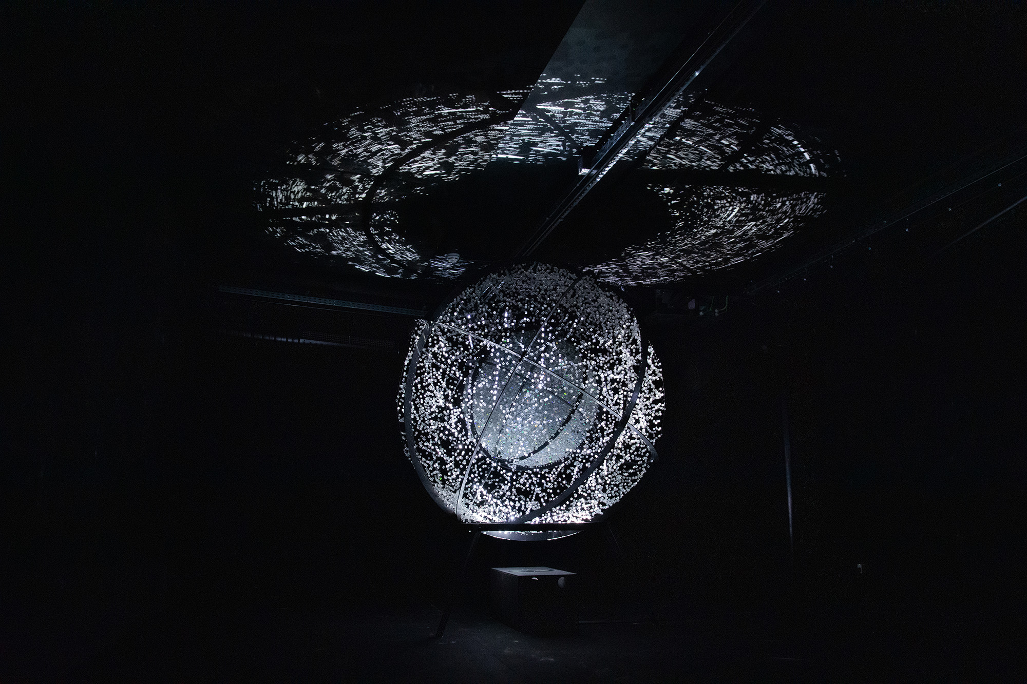 Leave Space, vue immersive de la sculpture de pollution spatiale par Alessia Sanna