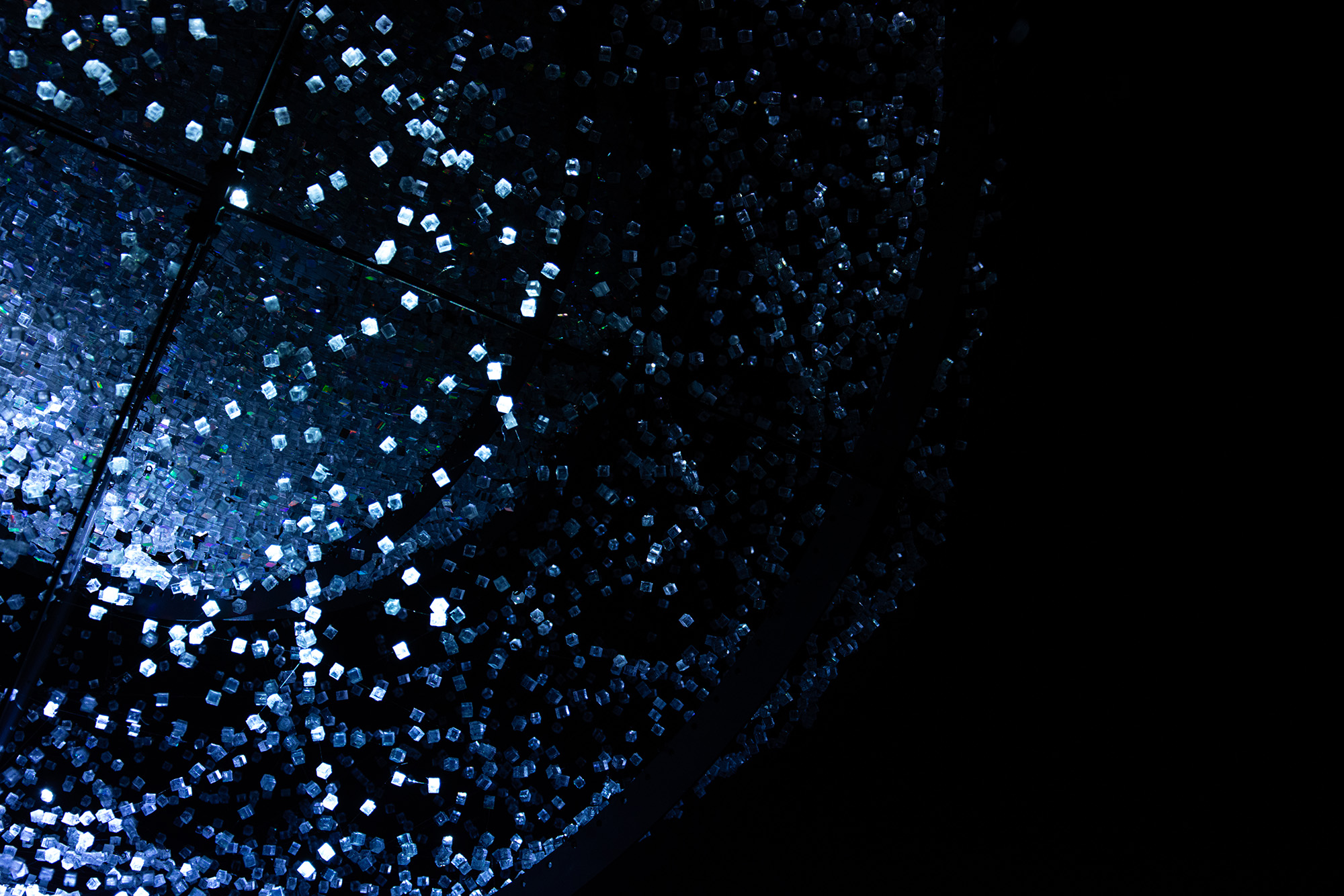 Projection lumineuse de données orbitales dans l'œuvre Leave Space par Alessia Sanna