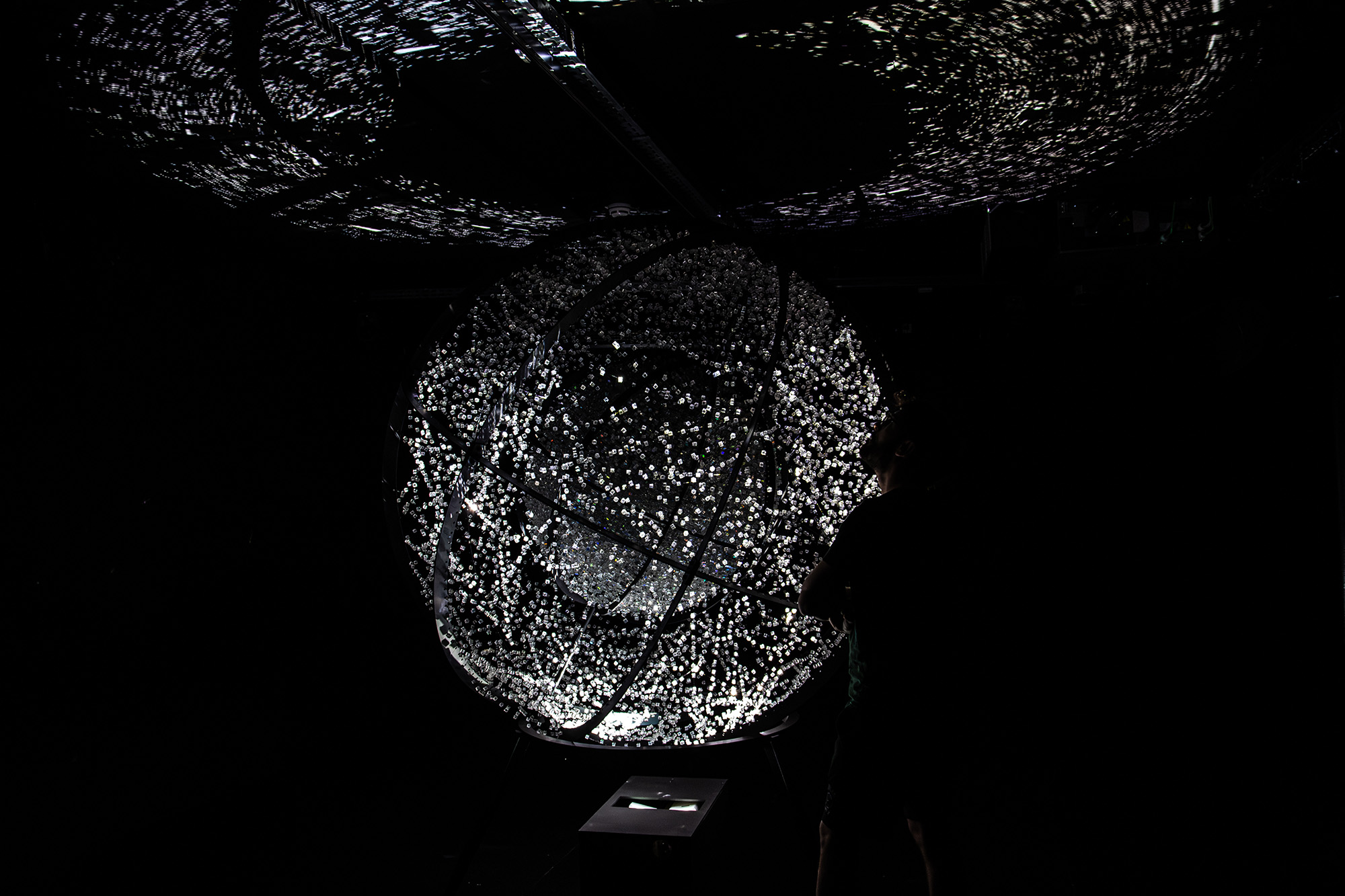 Vue rapprochée de la sphère armillaire Leave Space d'Alessia Sanna