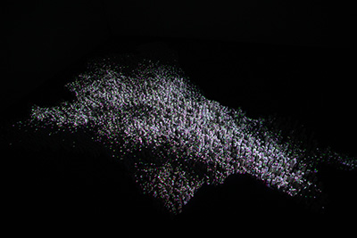 Illustration de la densité urbaine à Saint-Denis, fusionnant l'architecture et la pollution lumineuse dans un art visuel dynamique