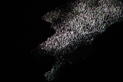 Mosaïque représentant la transformation de Saint-Denis, où les données de population sont intégrées dans la sculpture et la projection lumineuse