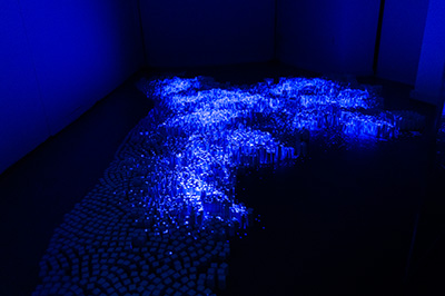 Mosaïque représentant la transformation de Strasbourg à travers des structures en 3D et des éléments de données urbaines, capturant l'évolution rapide de la ville