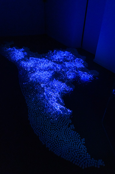 Mosaïque illustrant la saturation des espaces urbains de Strasbourg, avec des formes géométriques inspirées par l'architecture et l'organisation urbaine de la ville