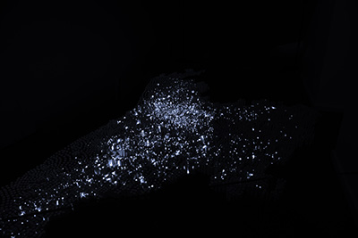 Mosaïque artistique montrant des vues aériennes de Strasbourg avec des éléments visuels lumineux et des formes inspirées de l'architecture moderne